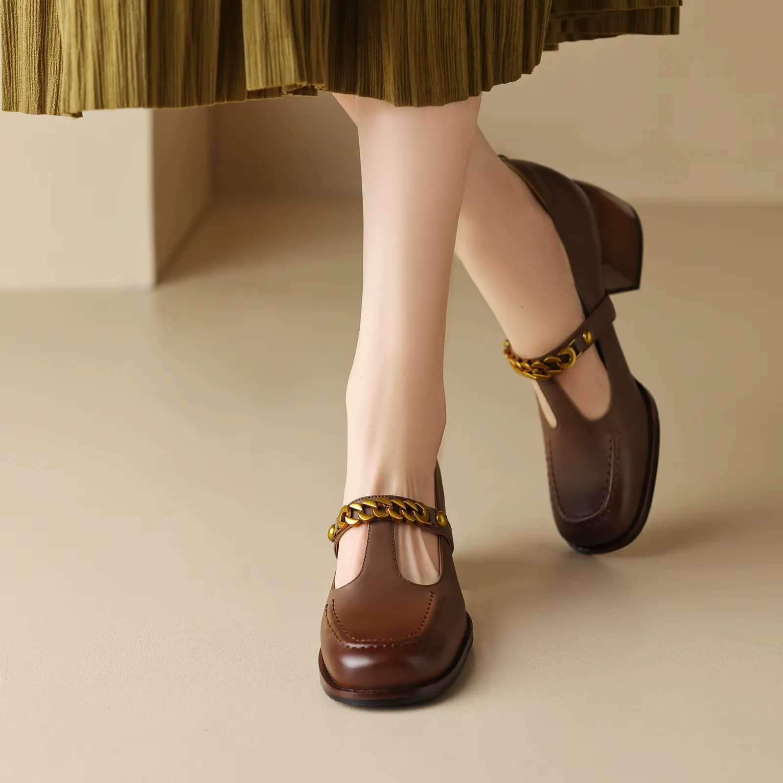 USS Shoes Elma Women's Metal Chain Leather Pumps