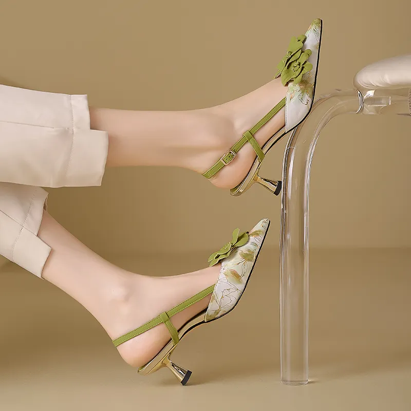 USS Shoes Tatiana Women's Flower Design Leather Sandals