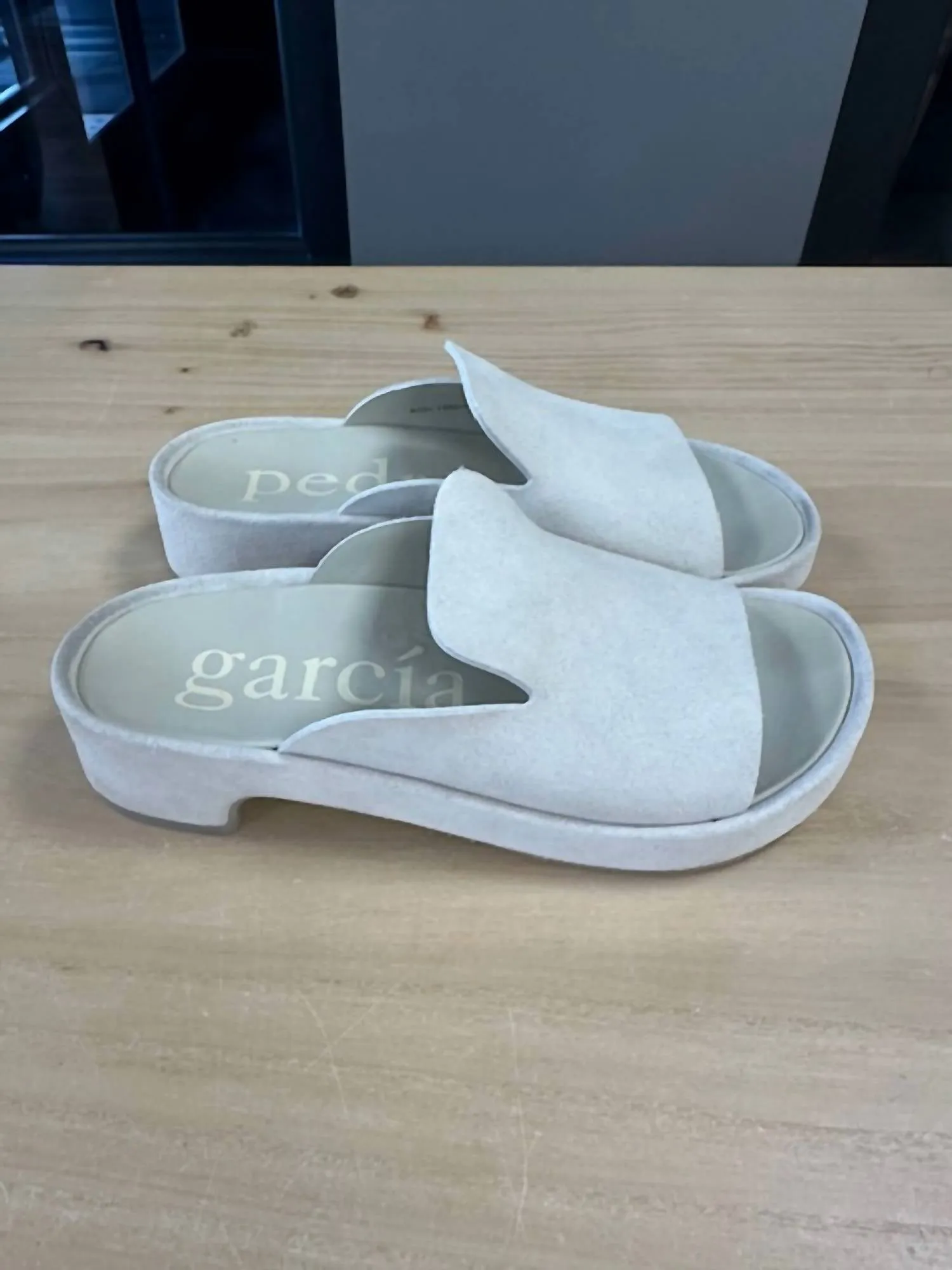 Women Lou Sandal In Basmati Castoro
