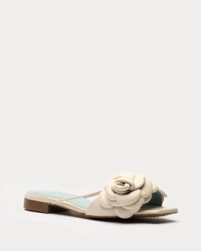 Women's Gardenia Flower Sandal In Oyster