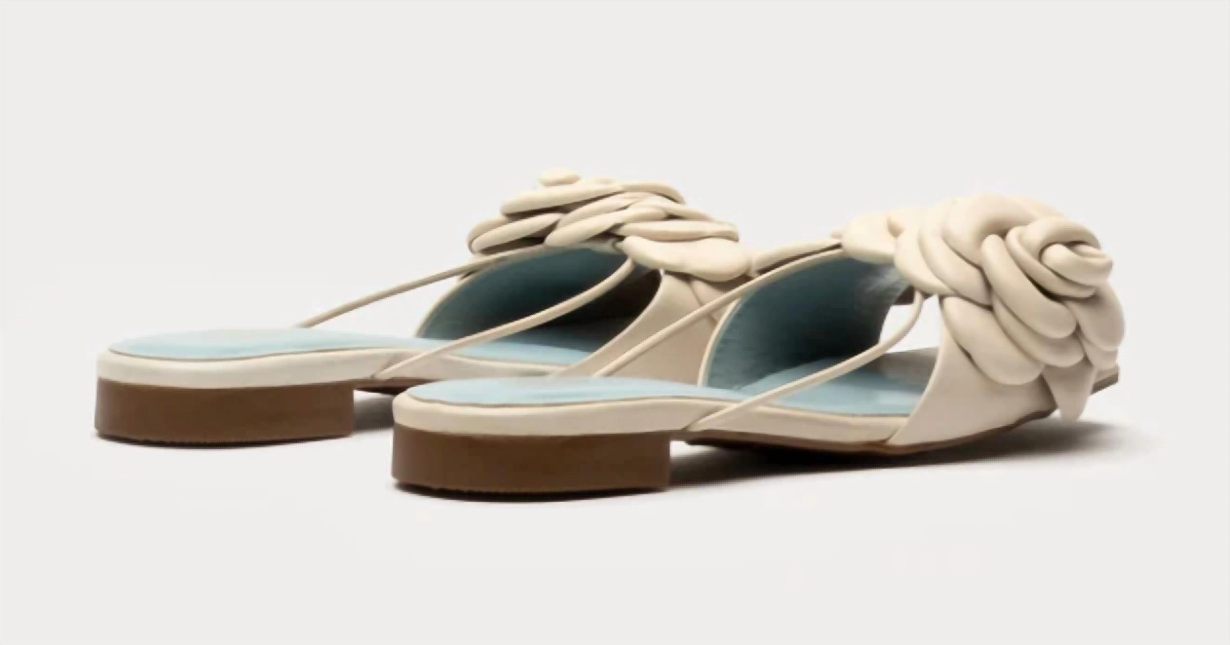 Women's Gardenia Flower Sandal In Oyster